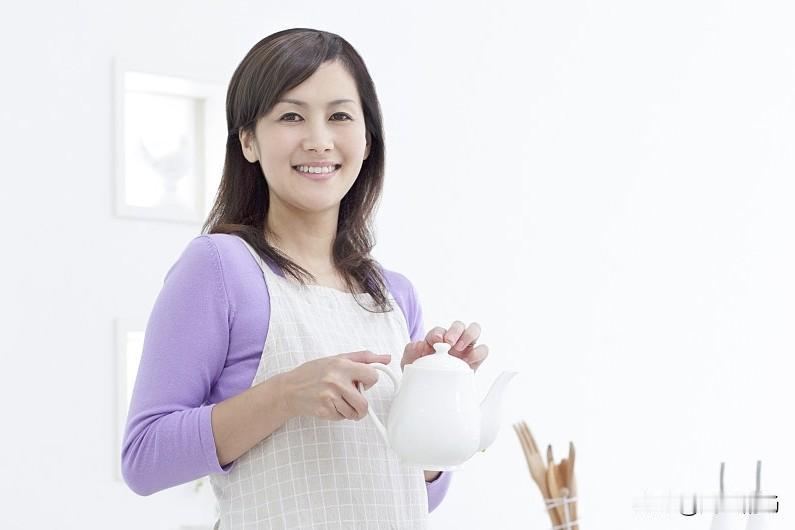 娶妻重要的是贤惠还是美貌?
娶妻当然是以贤惠为主，贤惠的女人才能帮助男人，才能旺