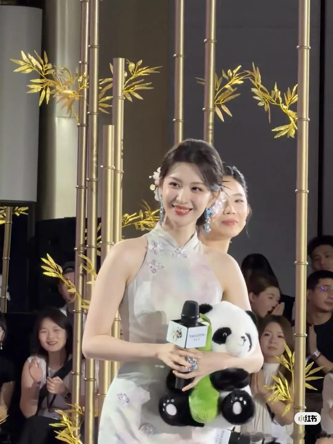 王楚然今日活动穿旗袍，算得上明艳大美人吗？ 