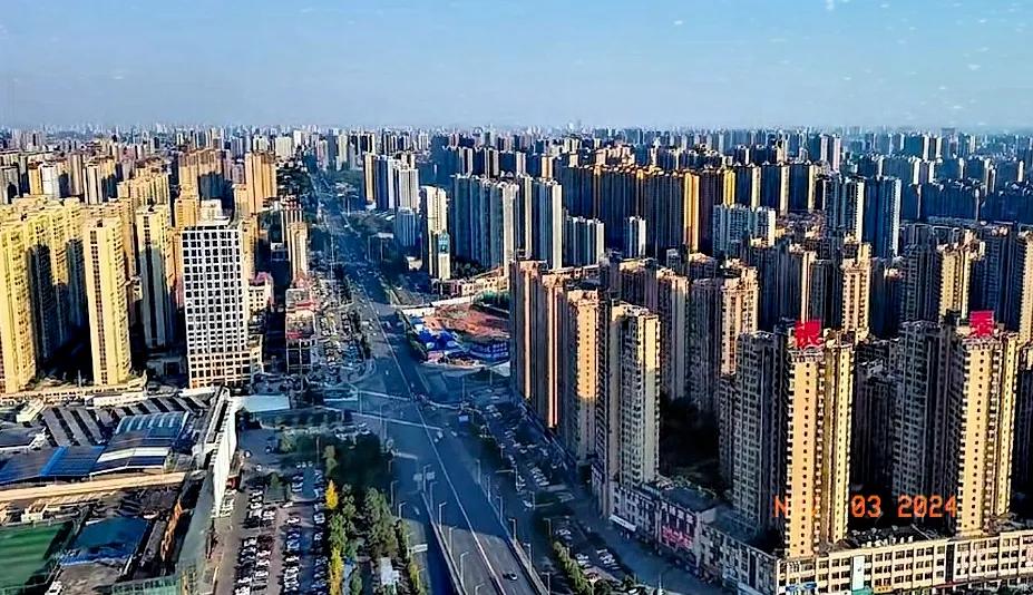 衡阳这座城市与别的某些地级市不一样，基本上都是普通的高楼，而且还是一样的平头哥，