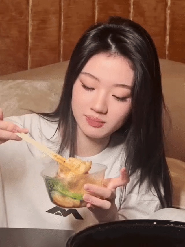 单依纯歌词全面攻占外卖聊天框单依纯的歌词成了外卖暗号，粉丝小哥秒懂。一句