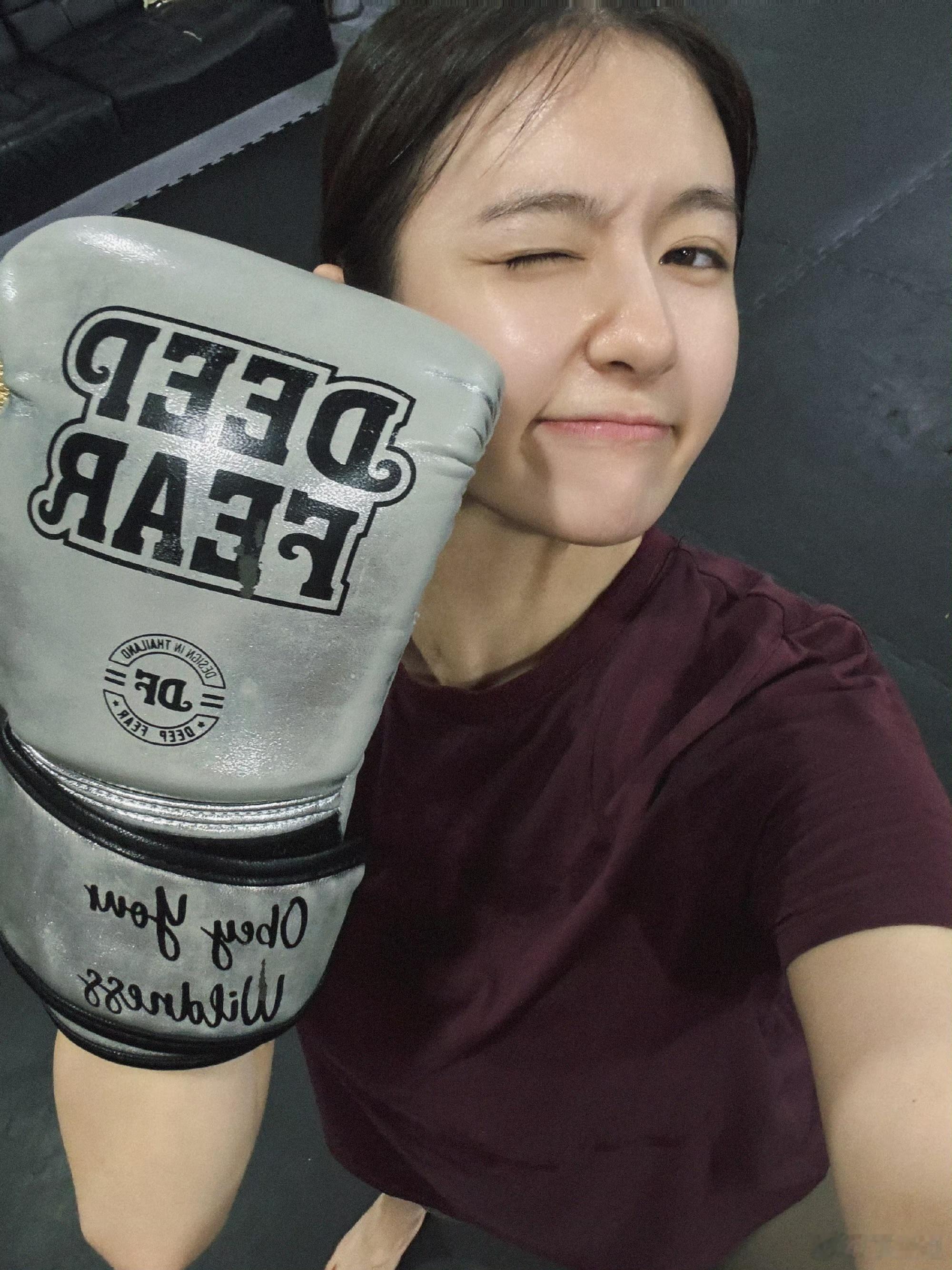 李兰迪李兰迪晒拳击照李兰迪ko王很ok的一天李兰迪晒出今日份拳击馆自拍，好萌啊 