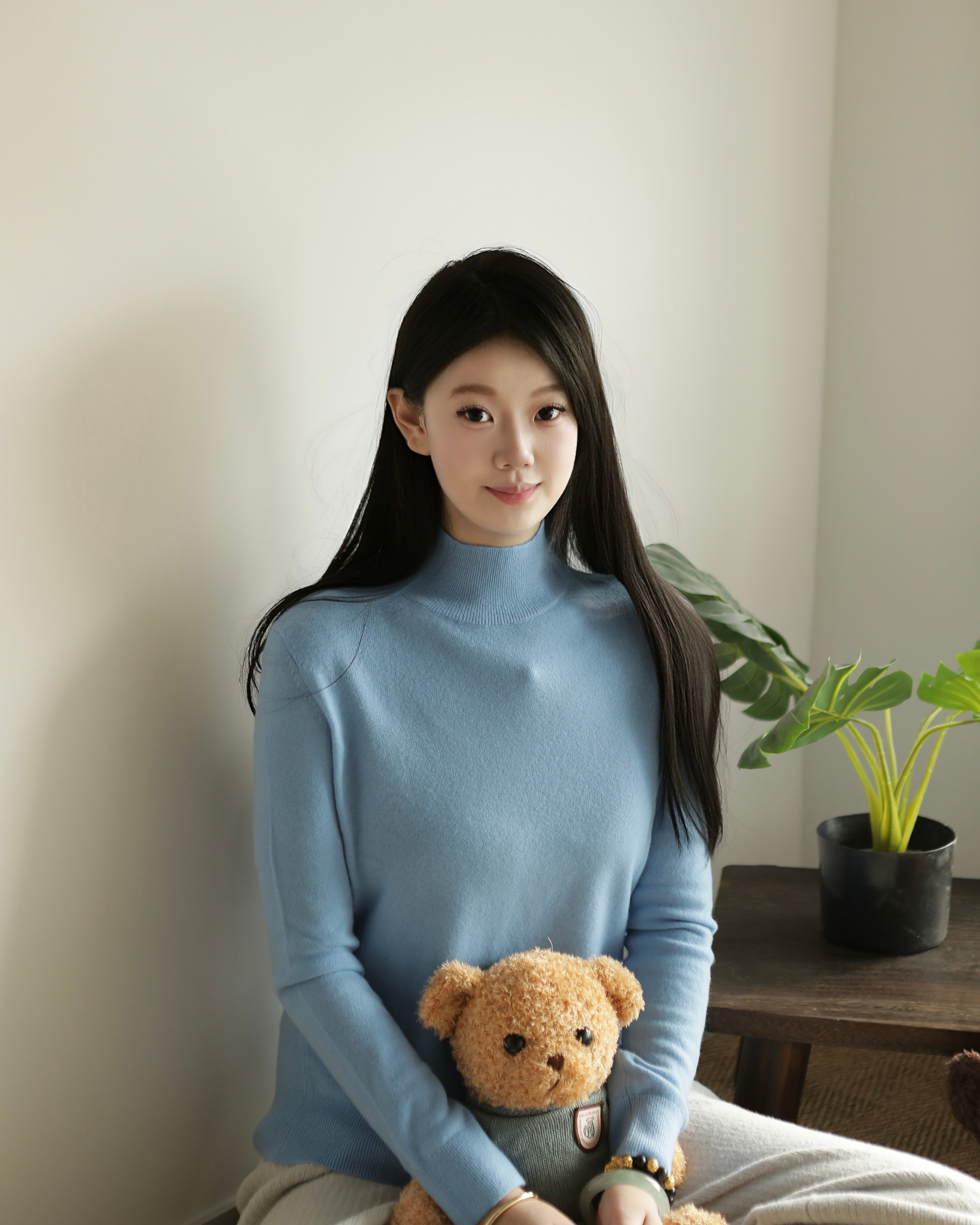 🧸浅蓝色的毛衫太温暖啦在家拍照～可可爱爱的小熊也是我的拍照小工具啦！好久没弄黑