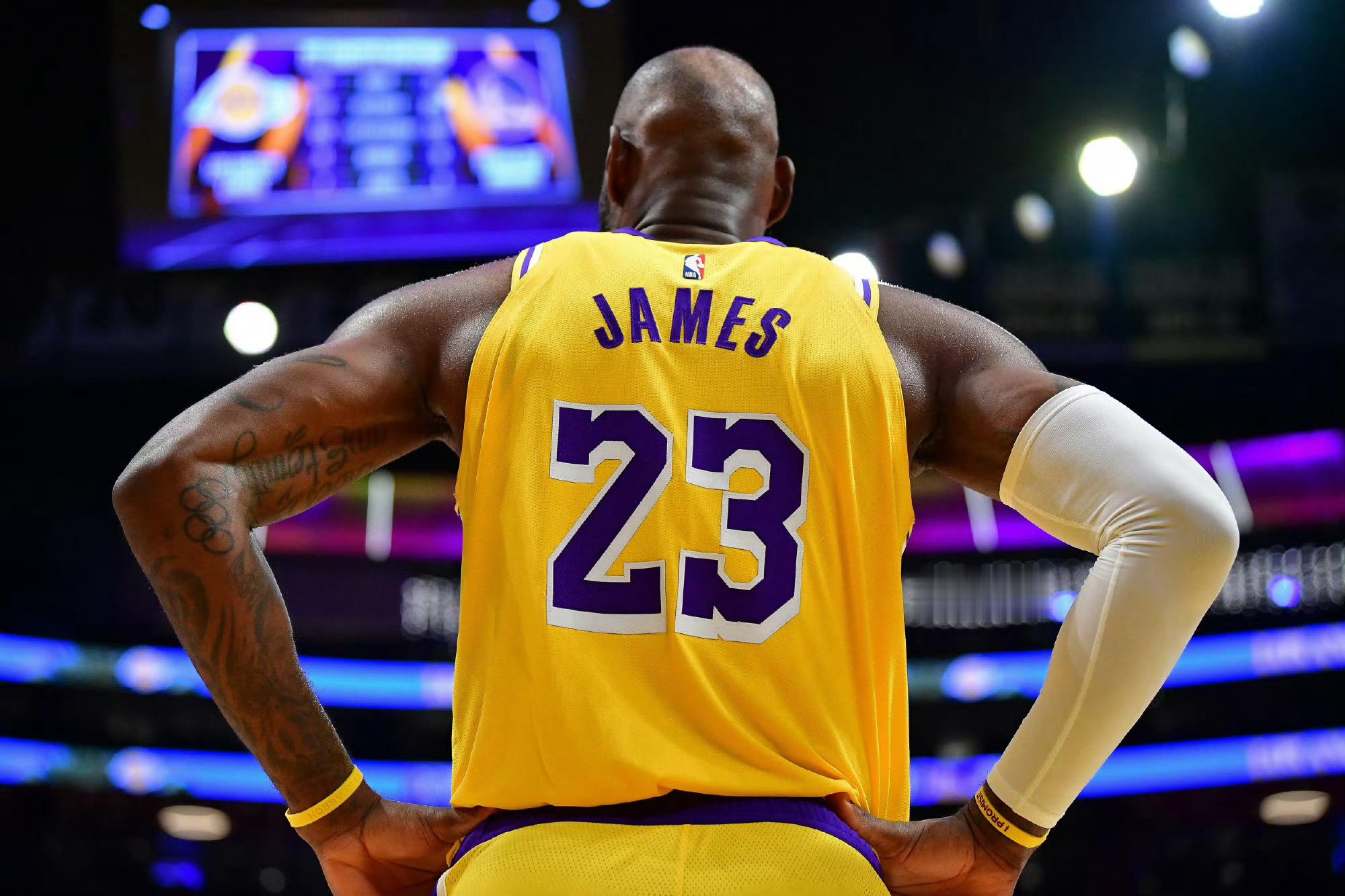 截止全明星周末前，41岁詹姆斯领跑场均快攻得分榜，5.7分。