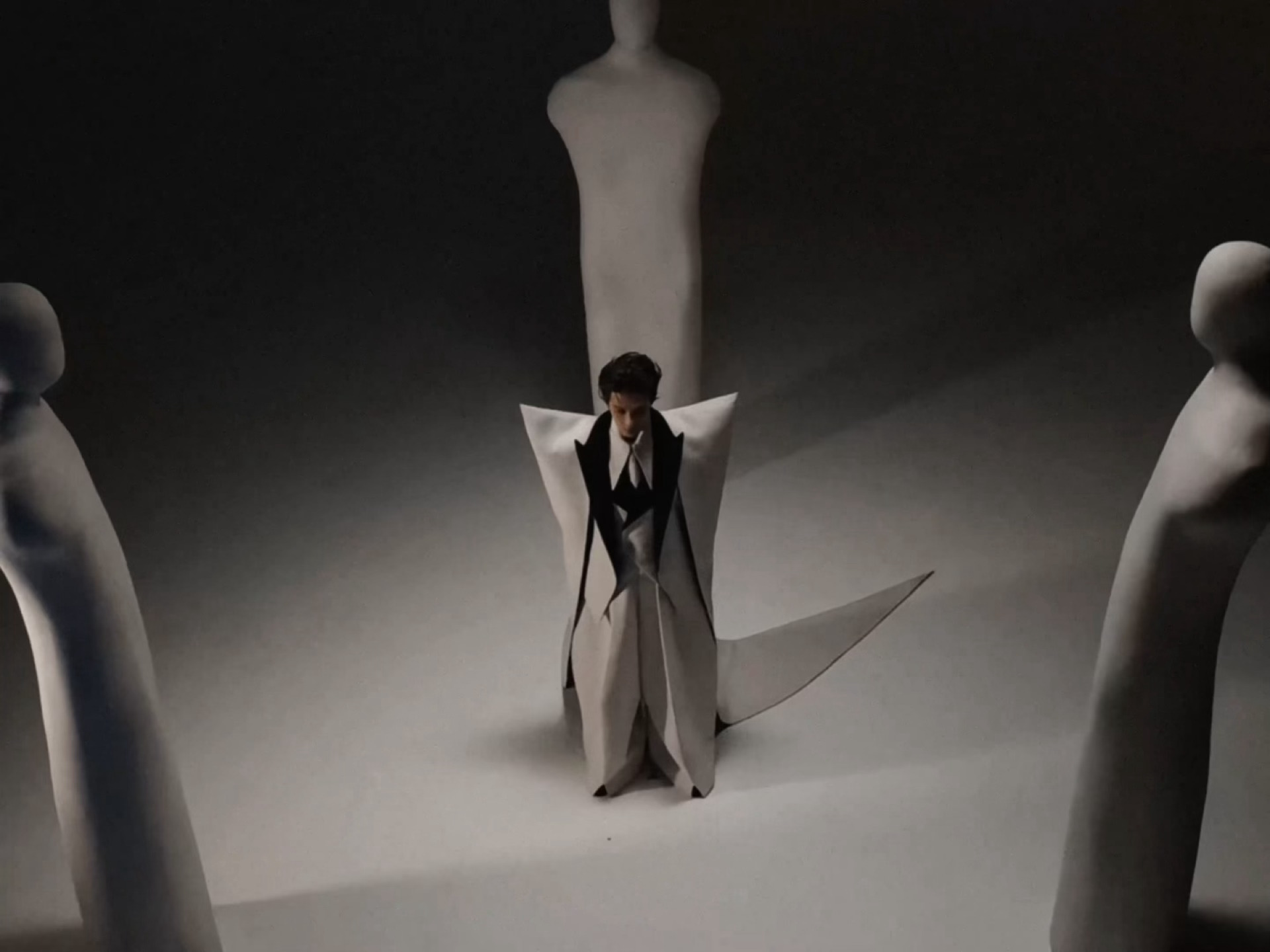 哇唔 ，来自檀健次第三张个人专辑《TANGENT》预告视频 ，惊喜上身 Robe