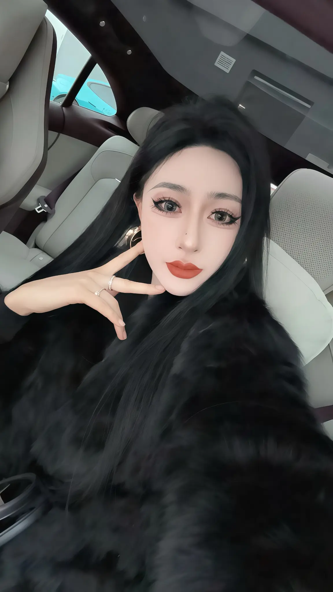 哪有年纪轻轻就变得成熟通透，只不过吃过的苦，走过的弯路，咽下的委屈多了一点而已！