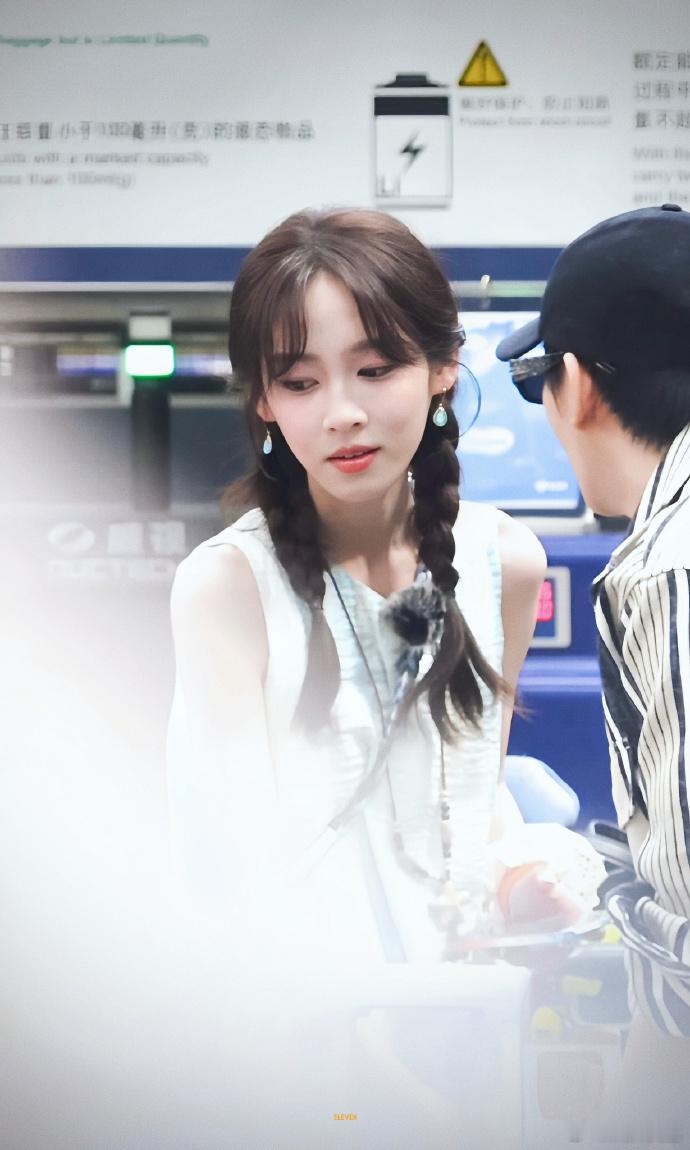 花少小妹王可待播剧花少小妹王可居然演过深情眼 真的是一个特别有潜力的演员，花少小