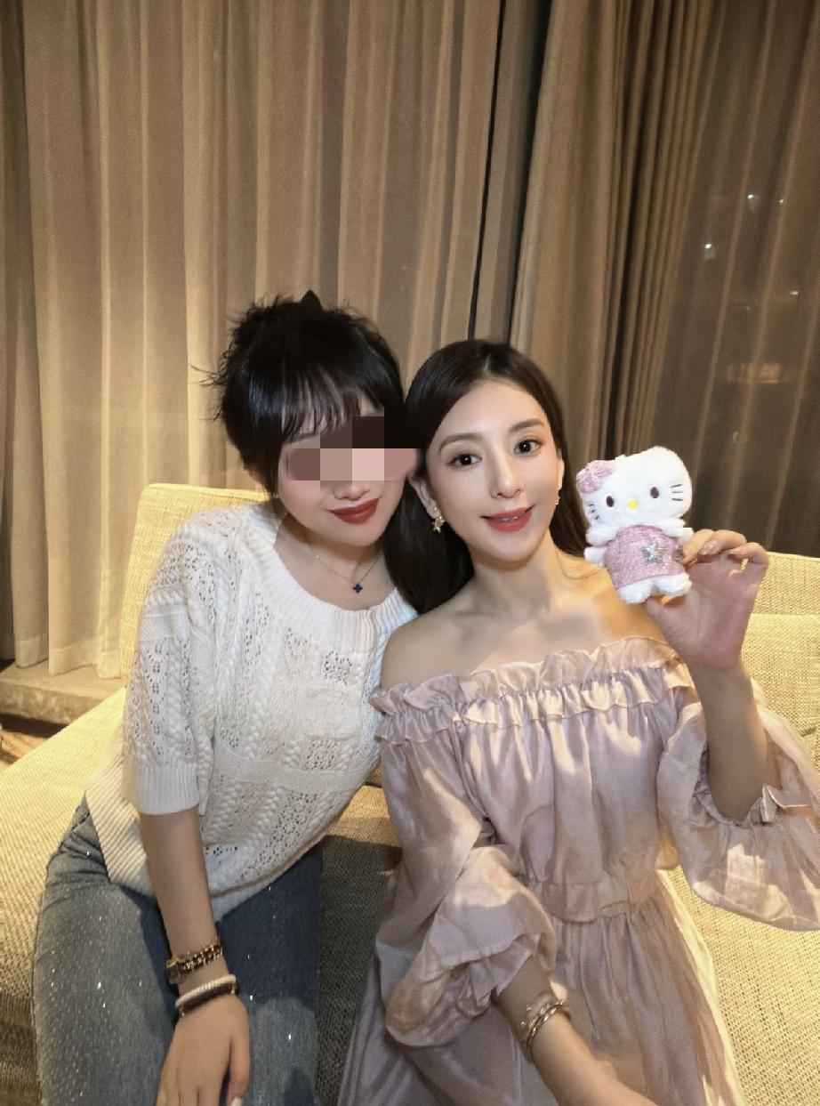 方媛《桃花坞》杀青照曝光，网友说她与精修图的反差有点大，她本人脸是比较老的，有明