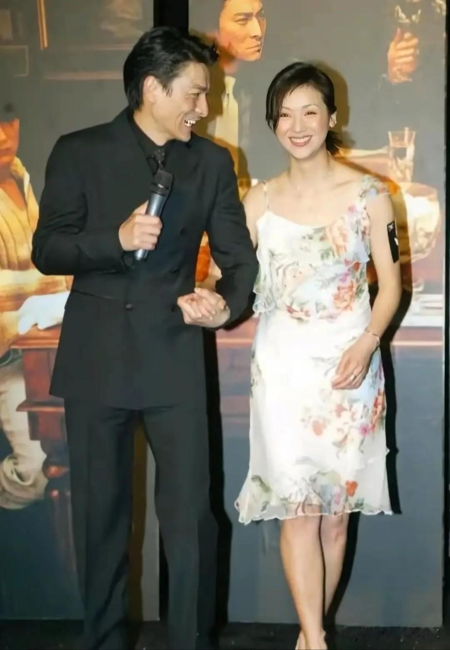 刘德华牵手的这一位美女好漂亮啊，气质比关之琳都要好。她是典型的瓜子脸，小眼睛柳叶