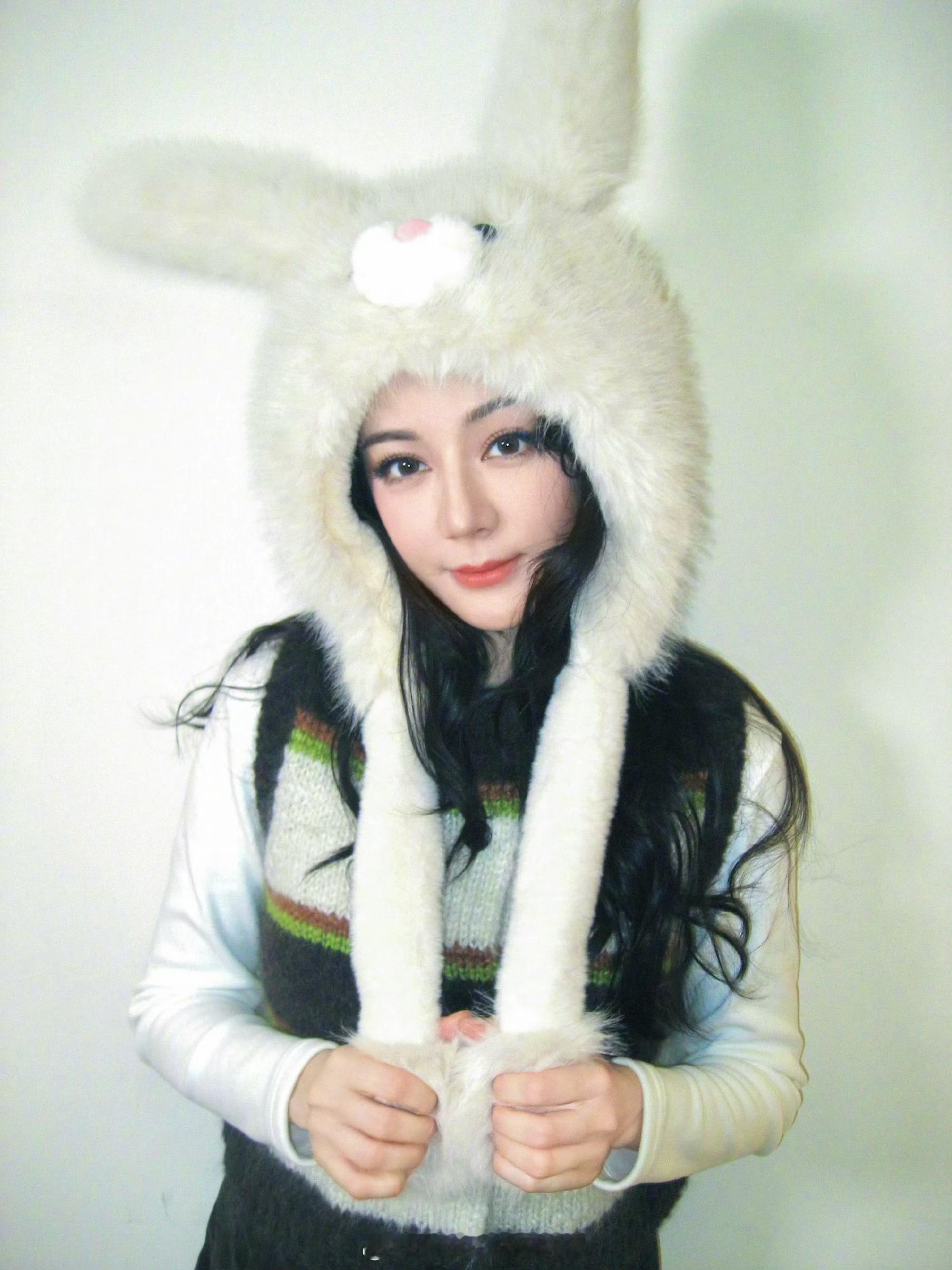 迪丽热巴营业：毛茸茸兔子返场，好萌啊！有谁注意到ip在重庆的❓