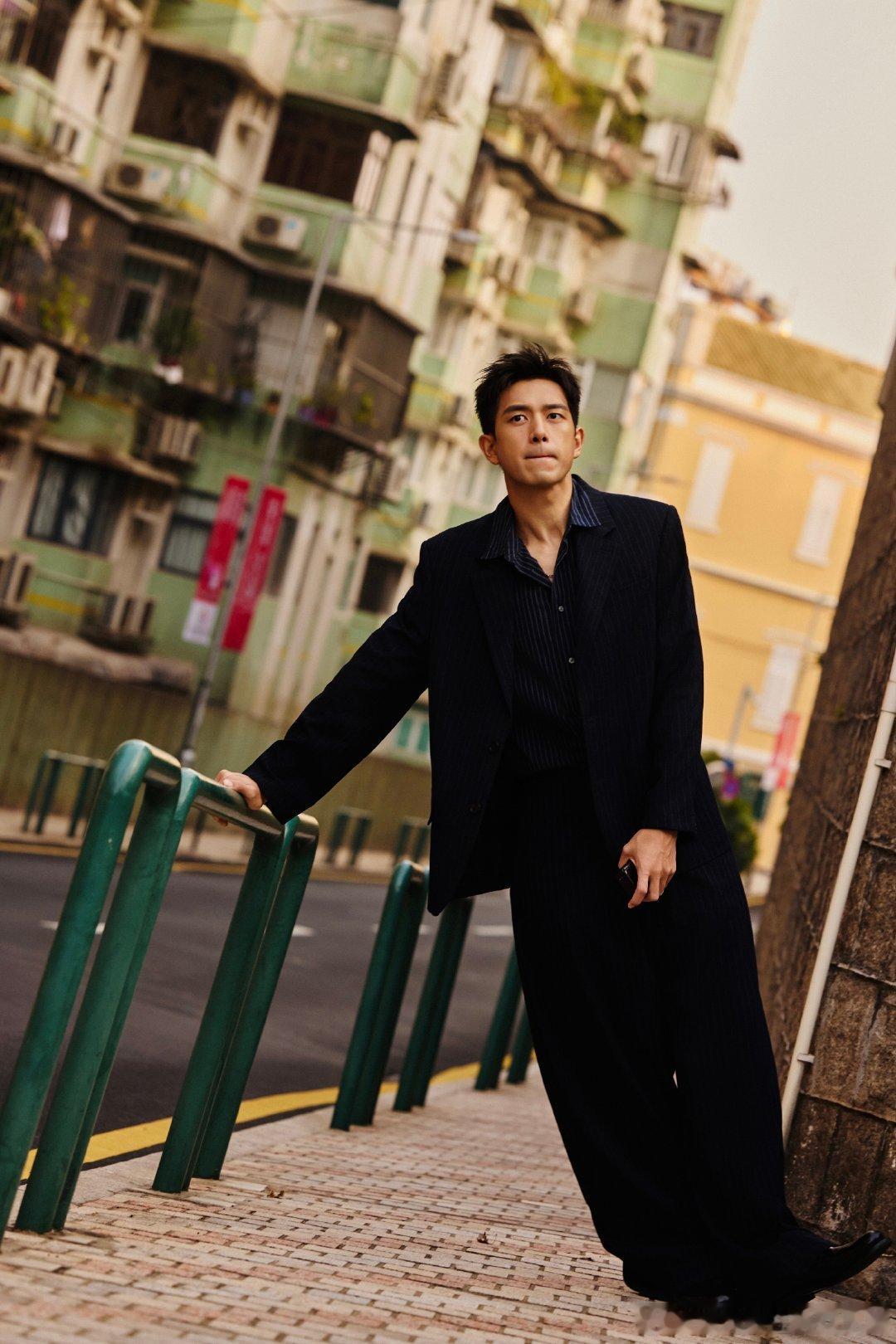 李现在澳门街头随便走走随性自在的样子就是最好的时尚单品。毕竟，能完美驾驭正装和休