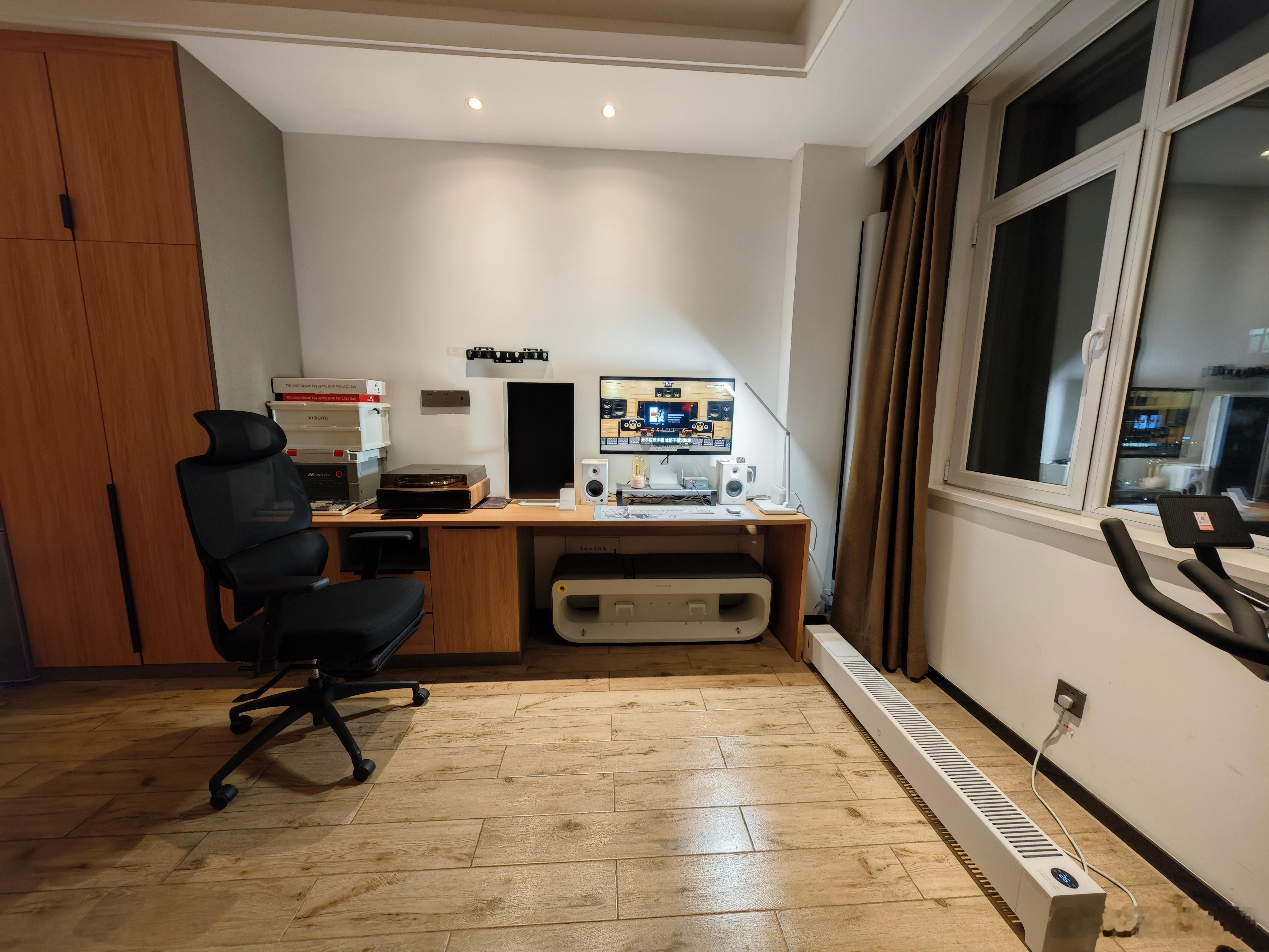 只有买了工作室的人，才能体会的快乐！安安静静，窗外大雪纷飞，室内温暖如春。听着歌