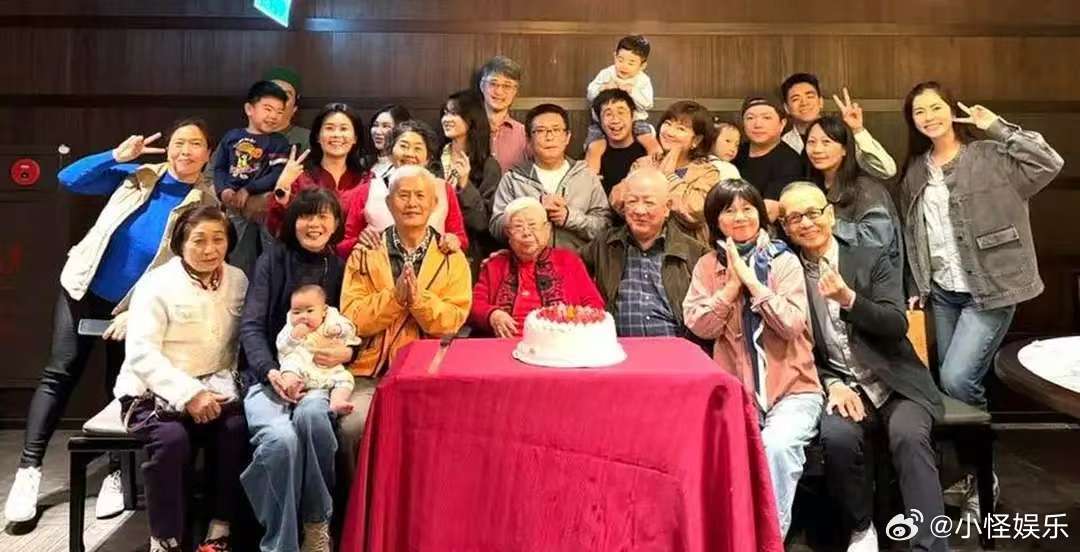 任家萱男友首次公开正脸照 任家萱2岁儿子正脸照 哇塞！任家萱携男友和儿子为外婆庆