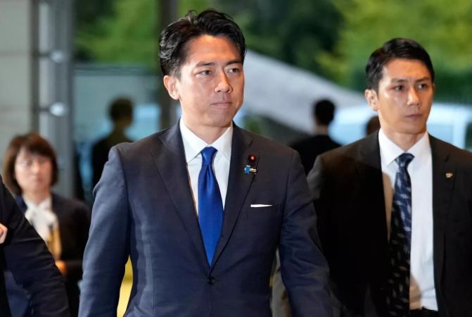 果然还是去拜鬼了！今天是日本宣布无条件投降的日子，日本防卫大臣小泉进次郎一早就踏