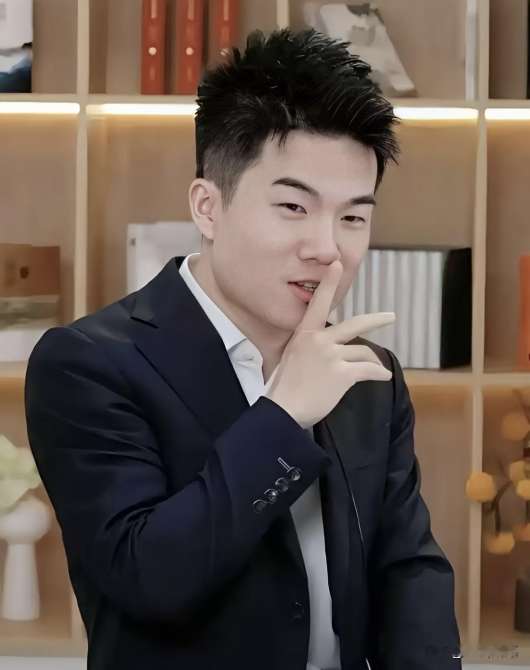 全网都在盯着董宇辉，
想抓他把柄，
结果翻遍热搜没找到他捐款的通稿。

直到重庆