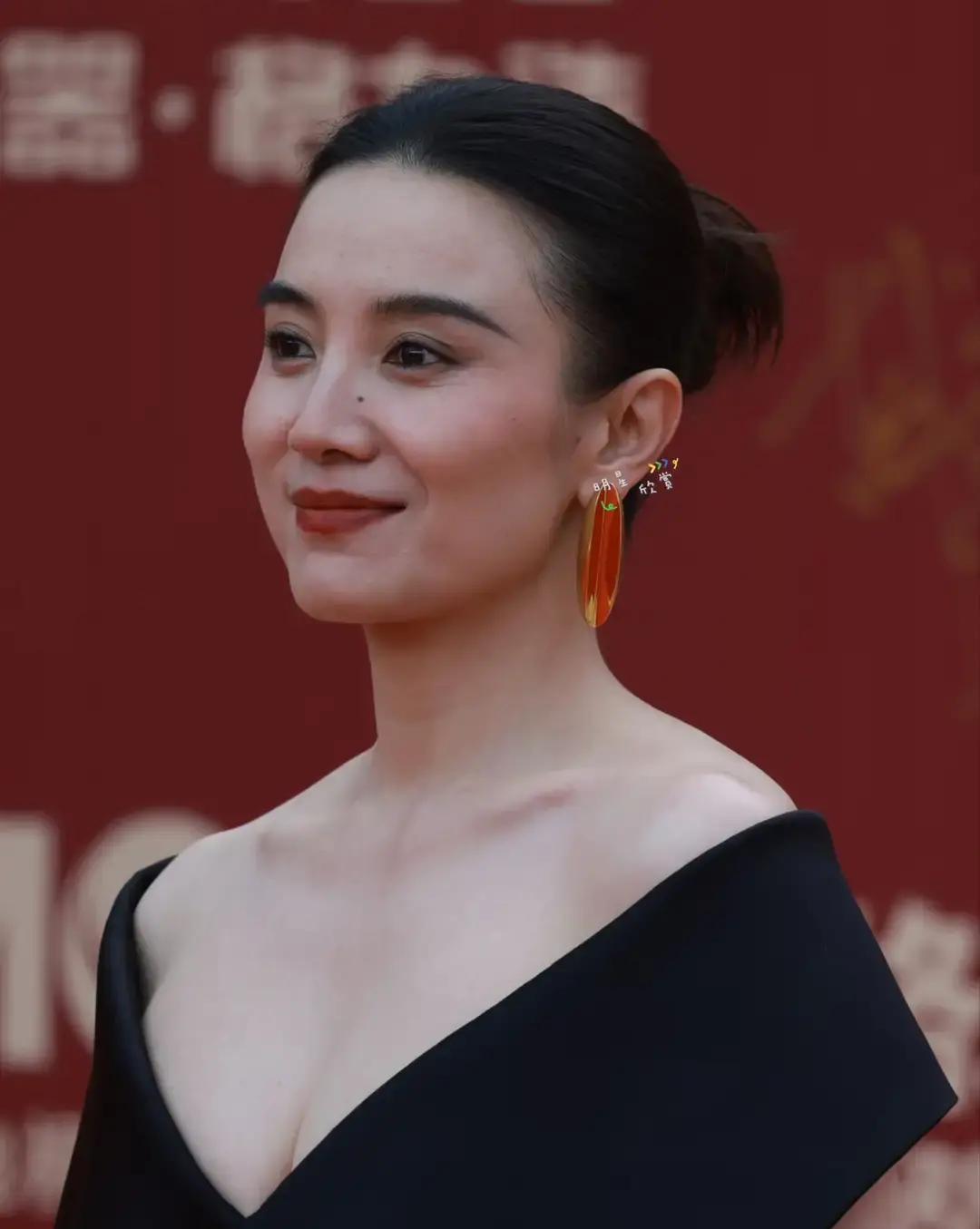 宋佳连着三部现实剧把观众全吸走了。

白色月光里她演崩溃主妇，弹幕九成在聊她。