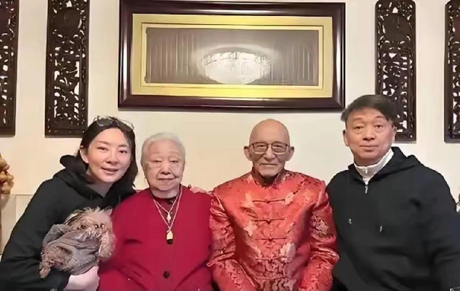 老戏骨游本昌离世，
好奇查了一下，
他妻子杨慧华是一名妇科主任医师，两人早年相识