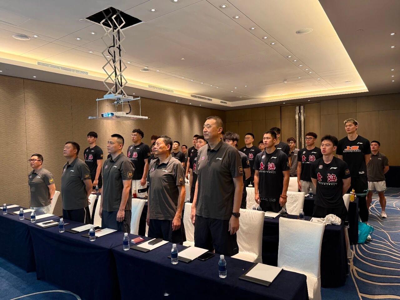 上海男篮分享俱乐部集体观看九三阅兵，张镇麟首次身穿上海队训练服亮相，刘铮也在接受