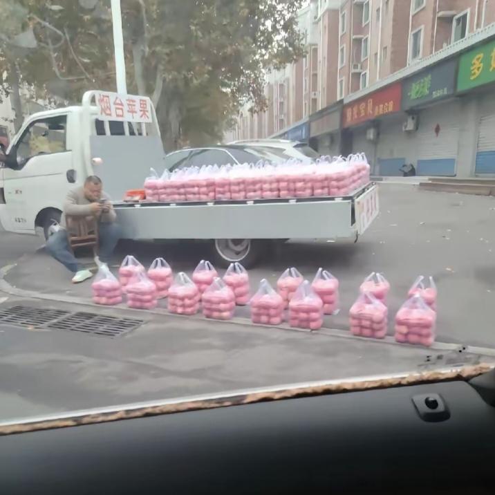 山东，街头一位卖苹果的大哥火了!不是因为苹果多便宜，而是他摆的苹果摊，整齐得让人