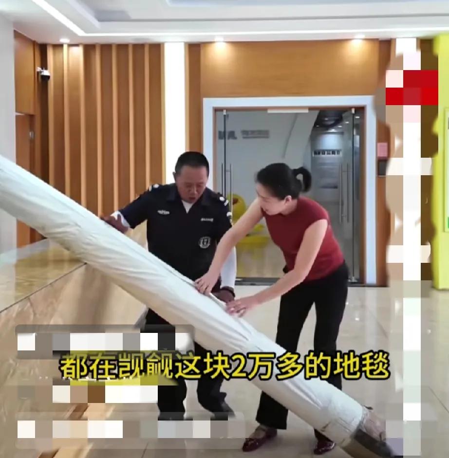 笑死了！伟龙老板，从董宇辉那里买的贵地毯到货了！可是，却遇到了一个问题！

这地