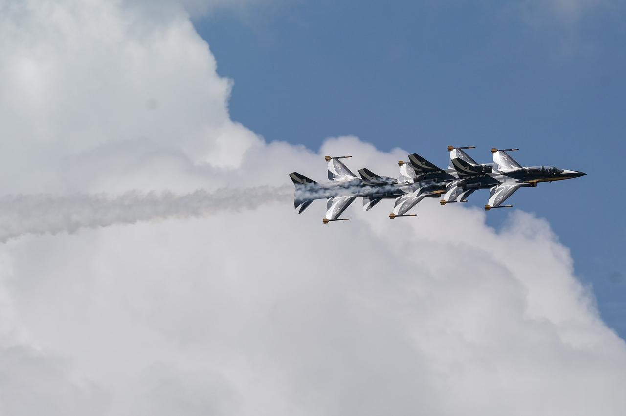 5月23日，兰卡威国际海事和航空展开幕。多个飞行表演队进行了精彩的飞行表演，你能