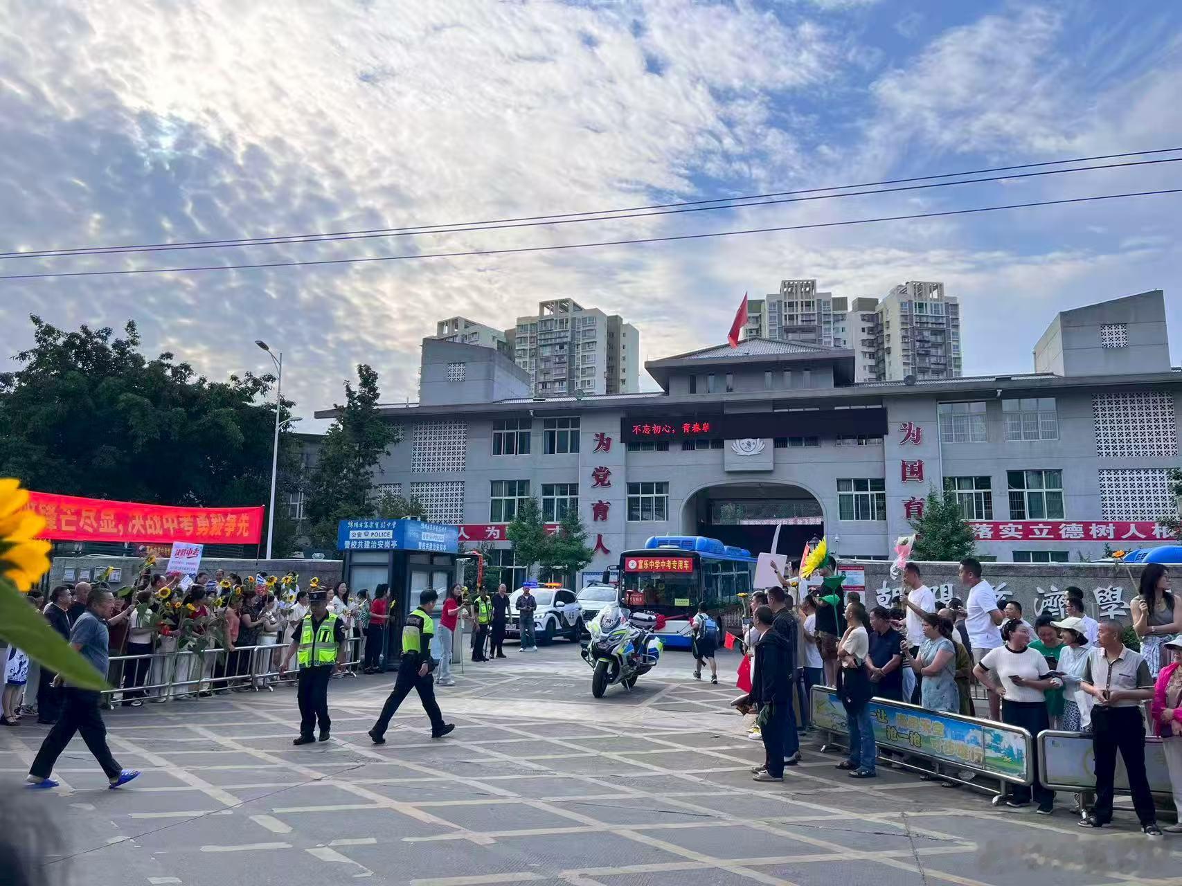 随手拍 旗开得胜，少年自有万丈光芒考场门外，满是滚烫的期许与温柔的守候。向日葵握