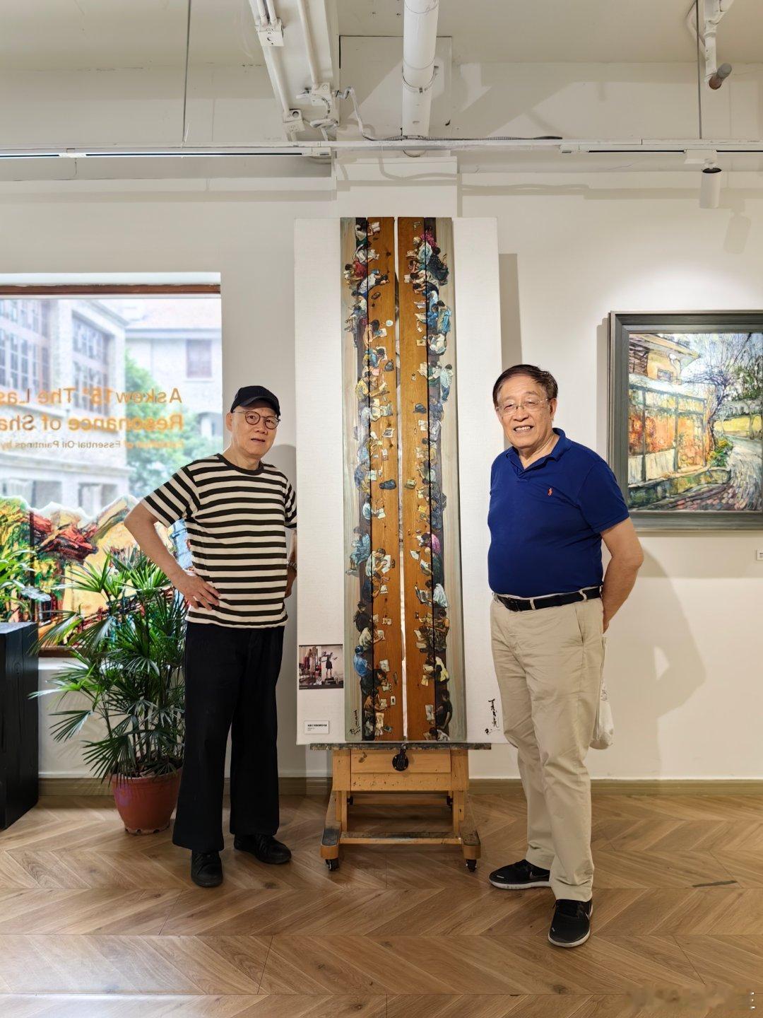 夏书亮(图一）的画作总能勾起旧日回忆，家门口熟悉的景致经他落笔，鲜活动人；石磊(