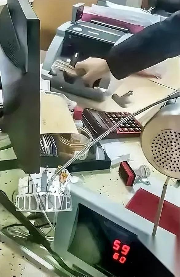 离谱！银行柜员私吞5块钱

后续操作让全网炸锅

湖南娄底这事儿刷新认知：柜员当