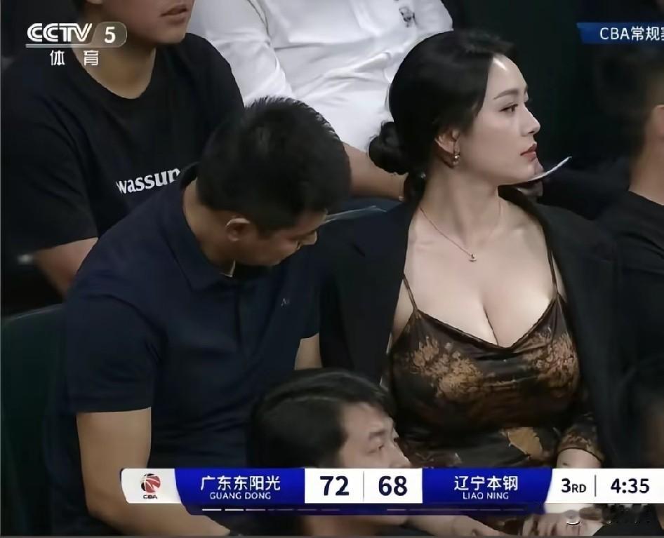 CCTv5，体育频道经典名场面！
一场直播球赛过程中，还给这大哥一个特别镜头，大