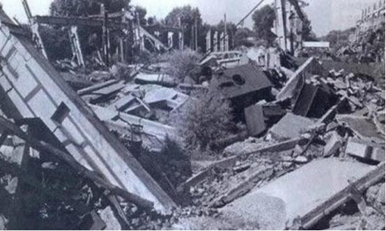 2008年汶川地震，一身价百亿的富豪捐款3000万元，在抗震救灾的晚会上，他又临