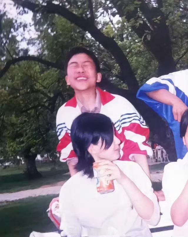 赵丽颖 合照的同学成了大明星诡秘，你什么时候才能成为大明星呀，快努力努力吧 