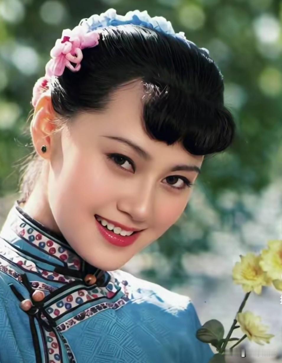 这是1985年，上海电影制片厂拍摄的影片《淘金王》的女主角“小露珠”，扮演这个角