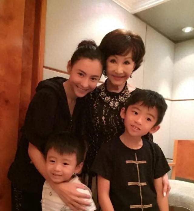 16岁二儿子谢振南生病，张柏芝心疼不已，这一幕戳中所有母亲软肋