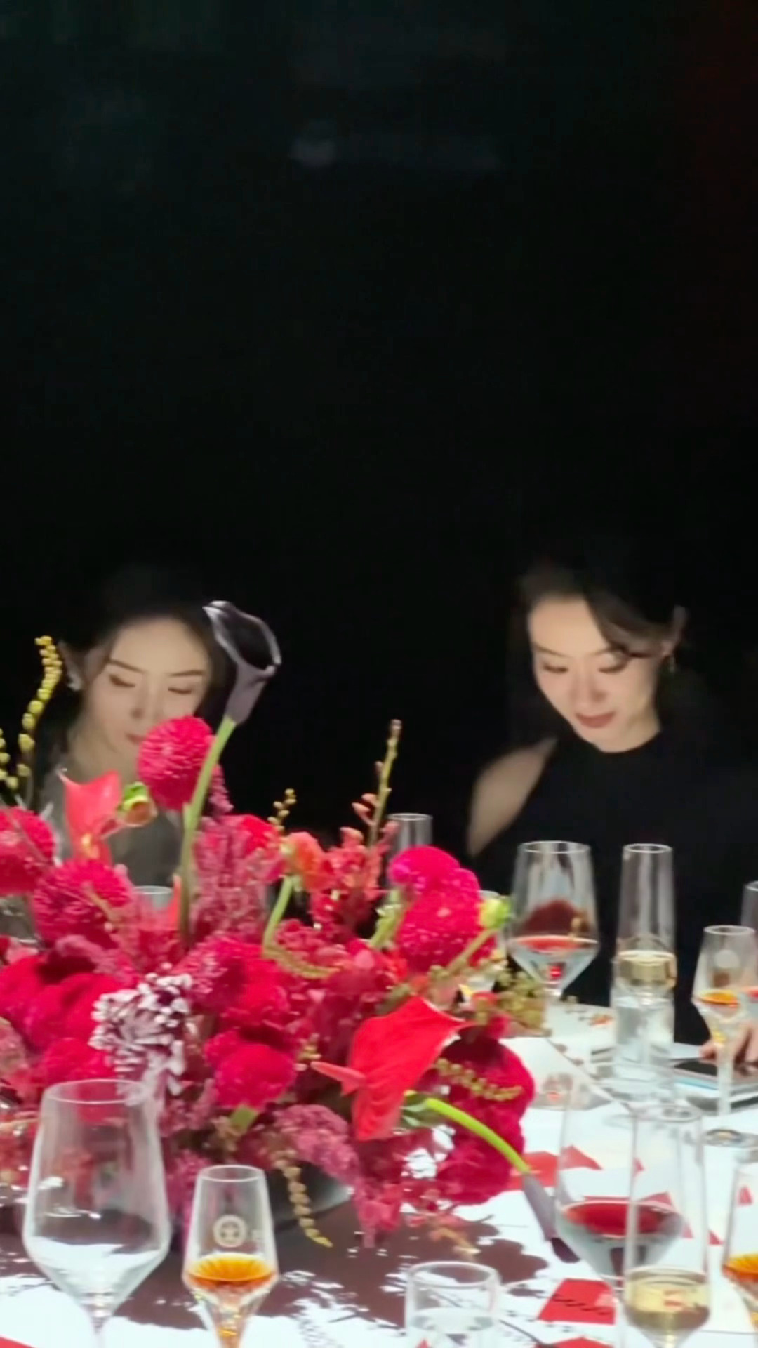 #杨幂张小斐对视#杨幂张小斐晚宴嗨聊➕牵手上台🈶，双强大女主具像化了[哇] ​