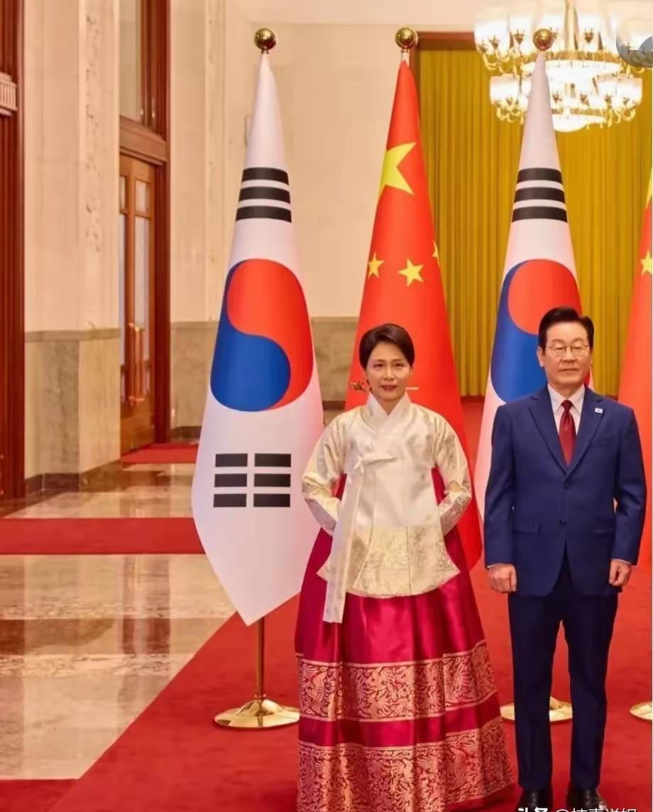 李在明夫人金惠景穿韩服亮相人民大会堂，这哪是简单的外交着装，分明是一场精心策划的