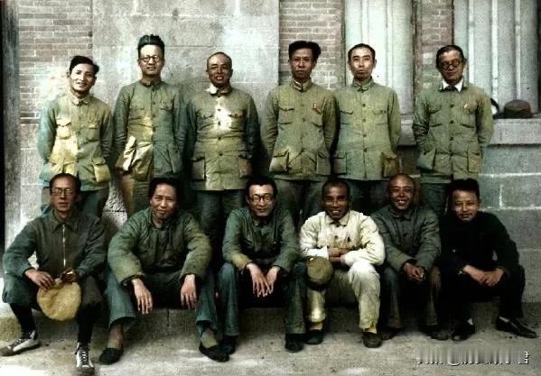 不能错过珍贵照片   六中全会主席团成员合影，最强创业团队，照片中大家都穿着朴素