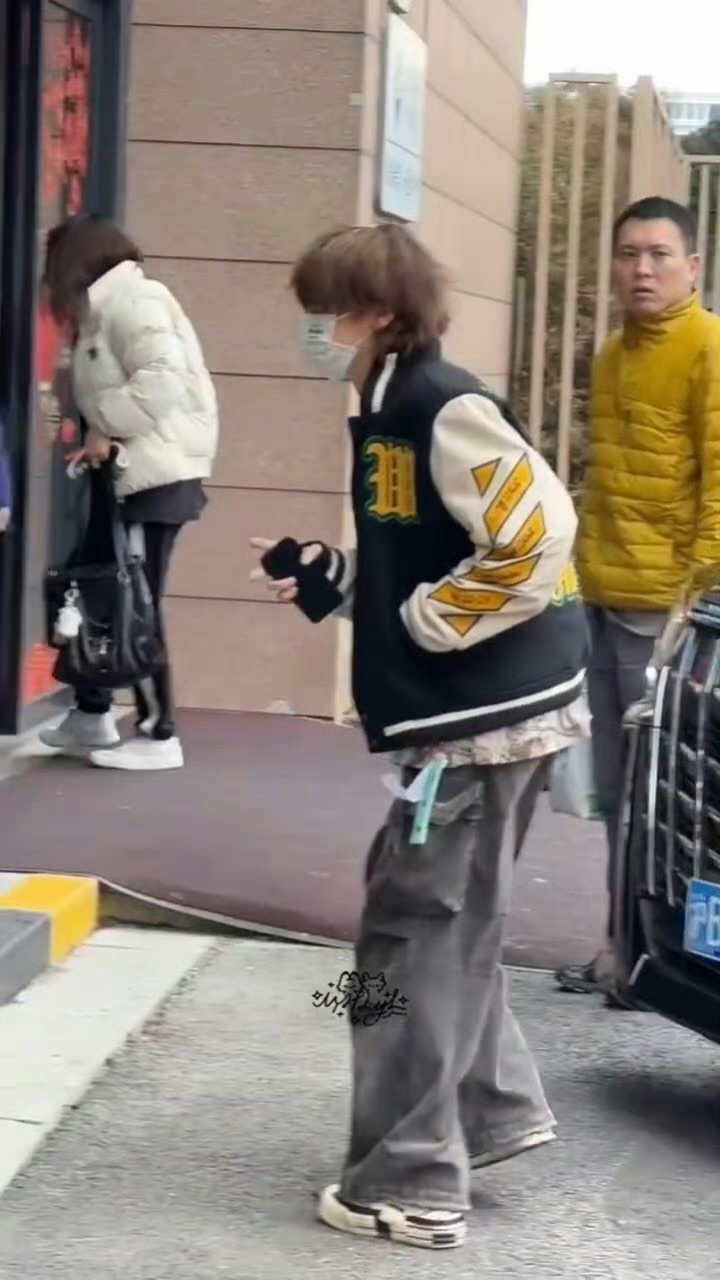 鹿晗出发录五哈 这季五哈鹿晗回归啦，潦草小狗的炸毛发型过于可爱鹿晗小鸡啄米式打招