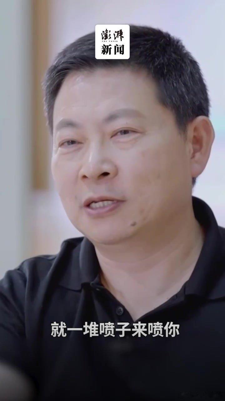 余承东回应口误余承东这次公开回应很圈粉——不甩锅、不找补，直接面对镜头认错，比"