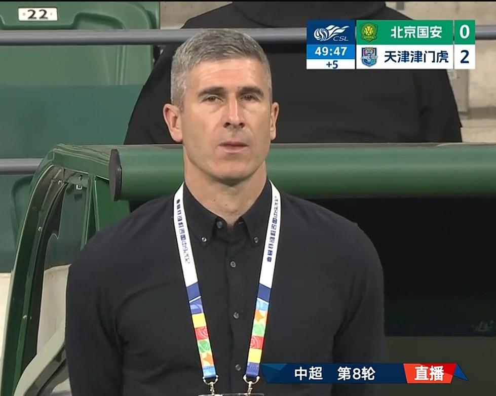工体什么时候这么狼狈过？
国安主帅蒙哥马利看上去十分茫然，毕竟离半场结束没多久的
