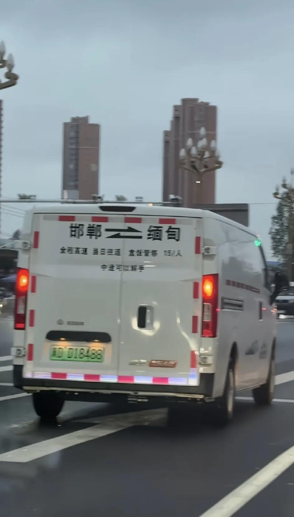 接到一个电话，是个男人。他很客气，操着我们当地话跟我说，车后面的贴画，是孩子觉得