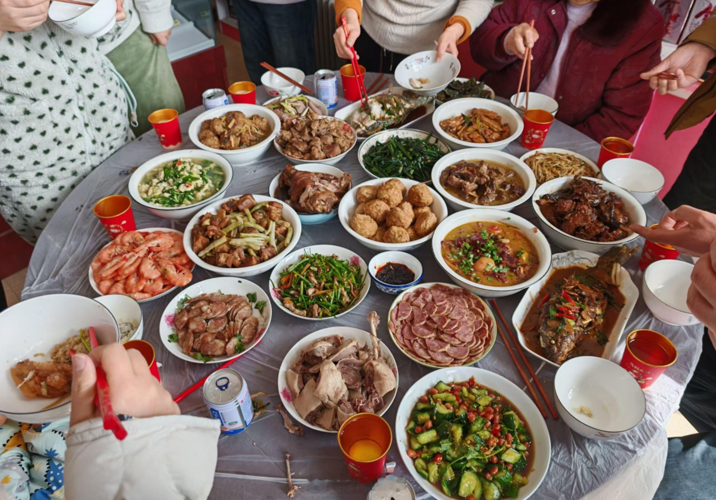 朋友圈里年夜饭中午就开始吃上了一大家子老人坐着吃，大人站着吃，小孩再开一桌年夜饭