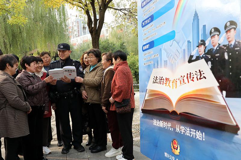 舆论环境差固然可怕，更怕权利部门被舆论环境裹挟。
舆论环境差，是“病人”；权力被