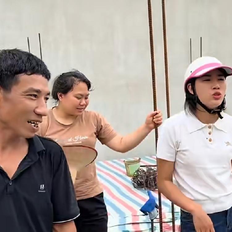 天要下雨，小松在越南省城安沛建民宿的工地依然紧锣密鼓的在工作，小松说要下雨啦，提