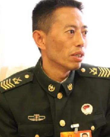 导弹兵王王忠心，1999年开始两次退伍被召回，妻子笑他：“只长胡子，不长职务”！