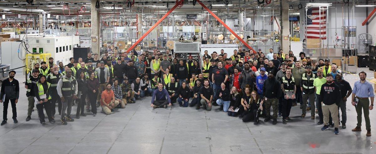 特斯拉生产最后一个V3超充机柜，过去7年生产超15000个V3机柜，后续将全面转