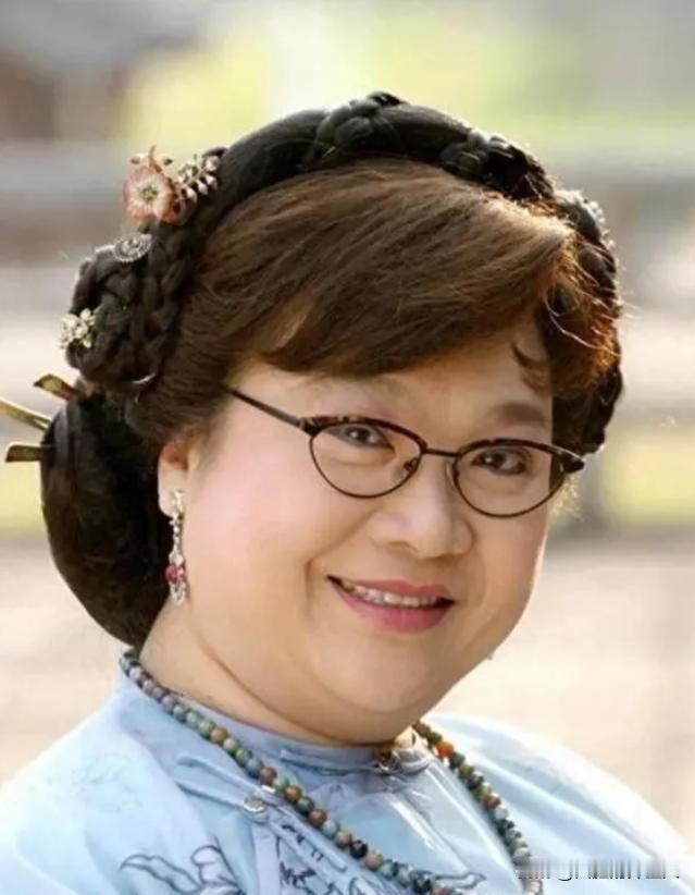 2008年，沈殿霞在奄奄一息之际突然清醒过来，女儿郑欣宜紧张地问她还有什么事情要