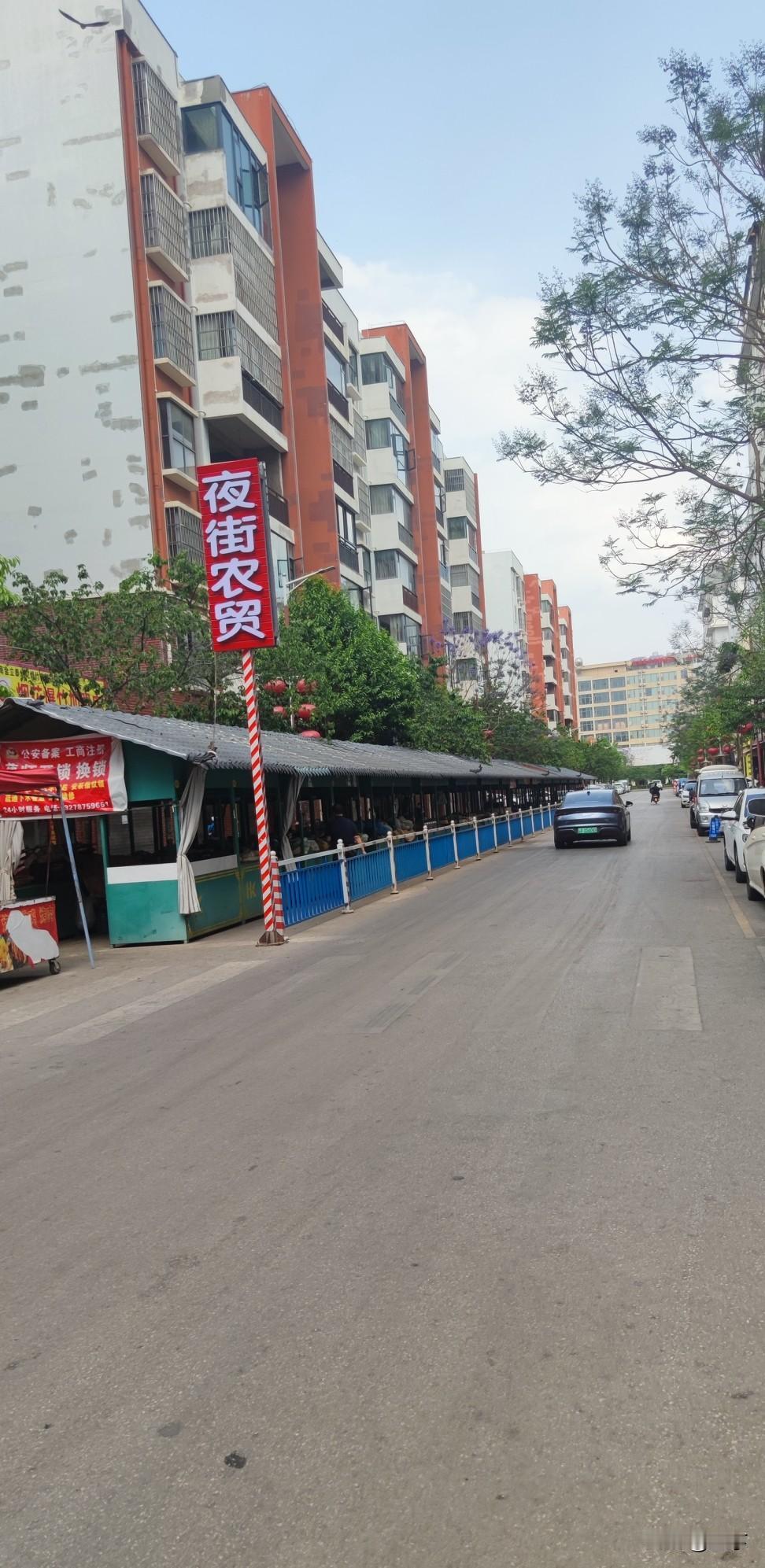 曲靖花柯的魔幻一幕：公路上建市场，烂路十年无人修，城市治理的温差该治了
 
站在