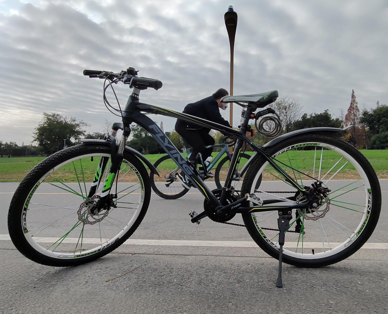 绿道蜿蜒，骑行赏景两相宜。沿途湖光田园，可驻足休闲，这既是放松身心的好去处，也是