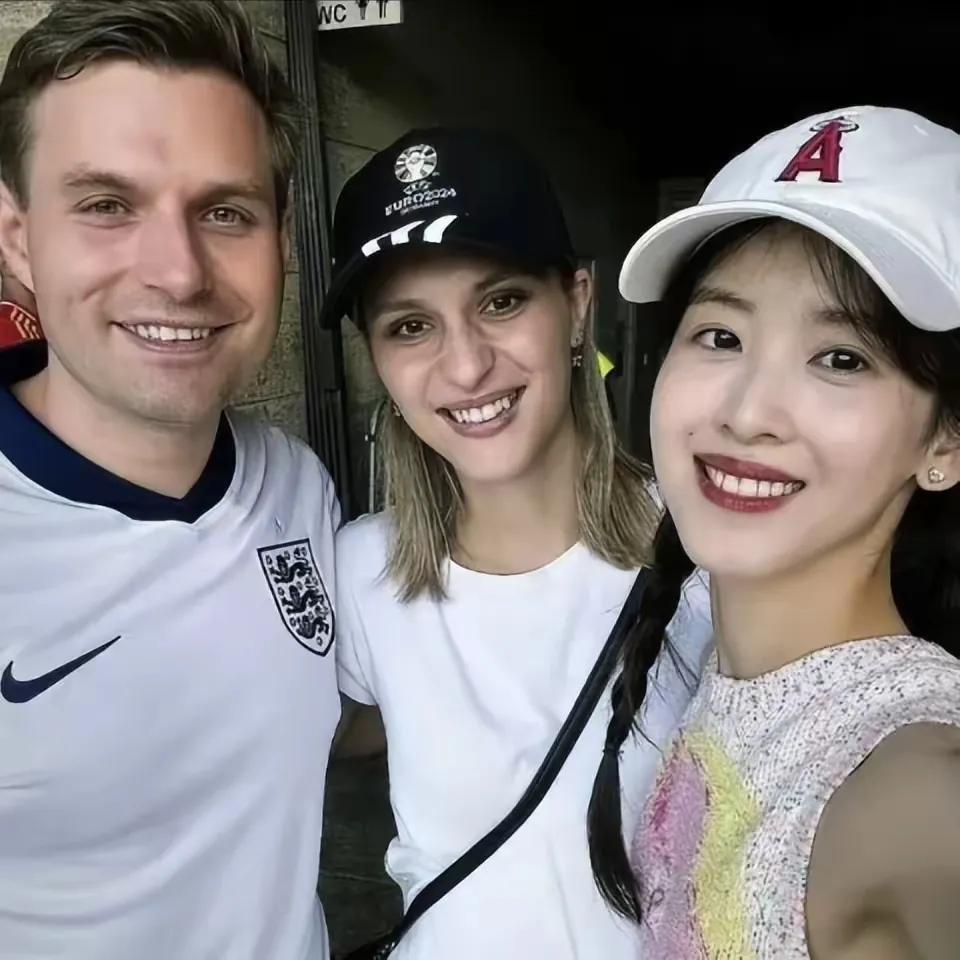 奶茶妹妹章泽天晒出欧洲杯期间现场看球照片，网友惊呼这状态简直比嫩模还嫩。章泽身穿