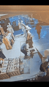 光天化日，服装店惊现“卧佛”，衣架上的裙子一秒变“睡袍”，大爷这波操作属实让人看