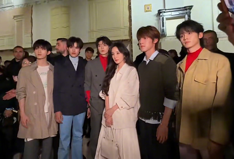 杨幂登陆少年组合Prada大秀同框 米兰秋冬时装周再添高光同框瞬间！杨幂身着纯白